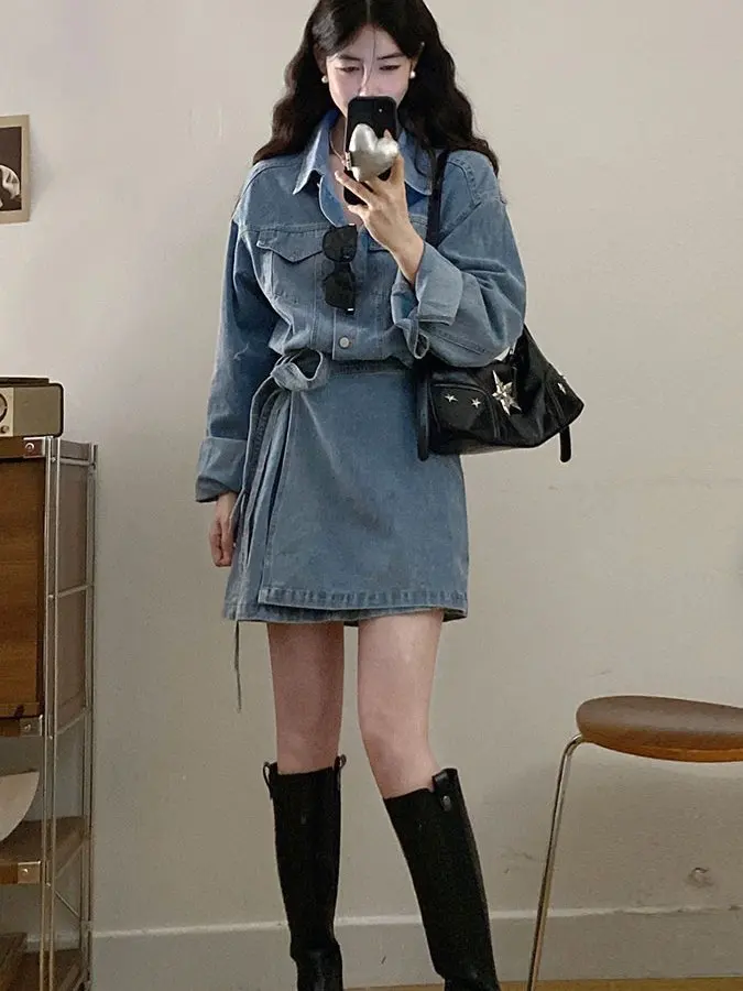 

Платье из денима в винтажном гонконгском стиле больших размеров, с эффектом потертости, элегантное, с воротником-стойкой, утягивающее талию, короткое, повседневное, стандартного кроя, подчеркивающее фигуру.