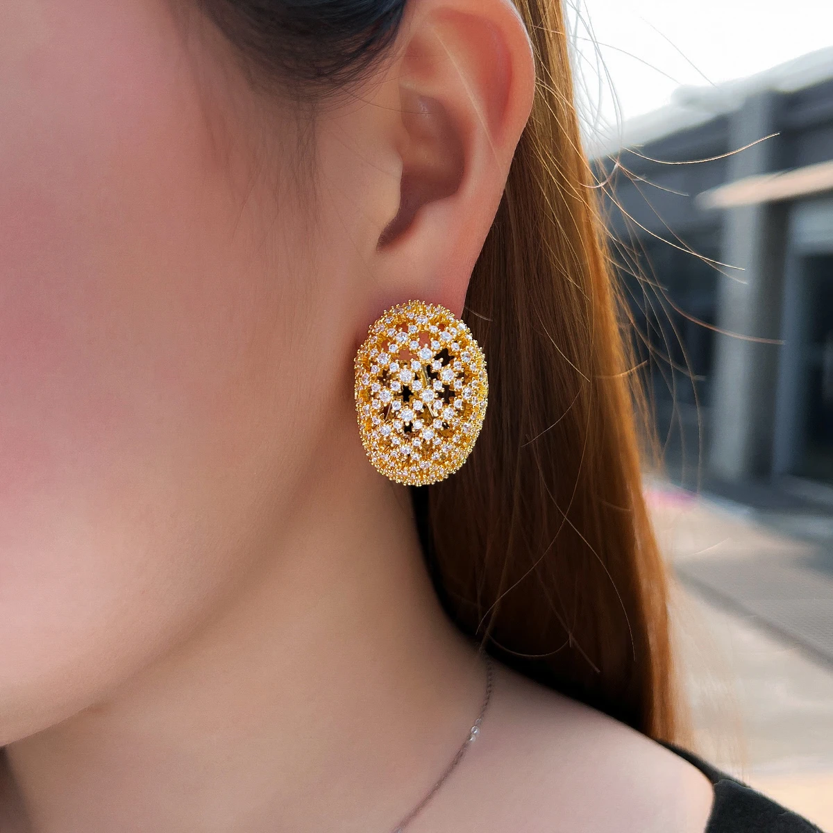 CWWZircons Neue Mode Zirkonia Große Auffällige Halbkreisförmige Creolen für Frauen Einzigartiger Hochzeitsschmuck Großhandel E1218 – Detail 2