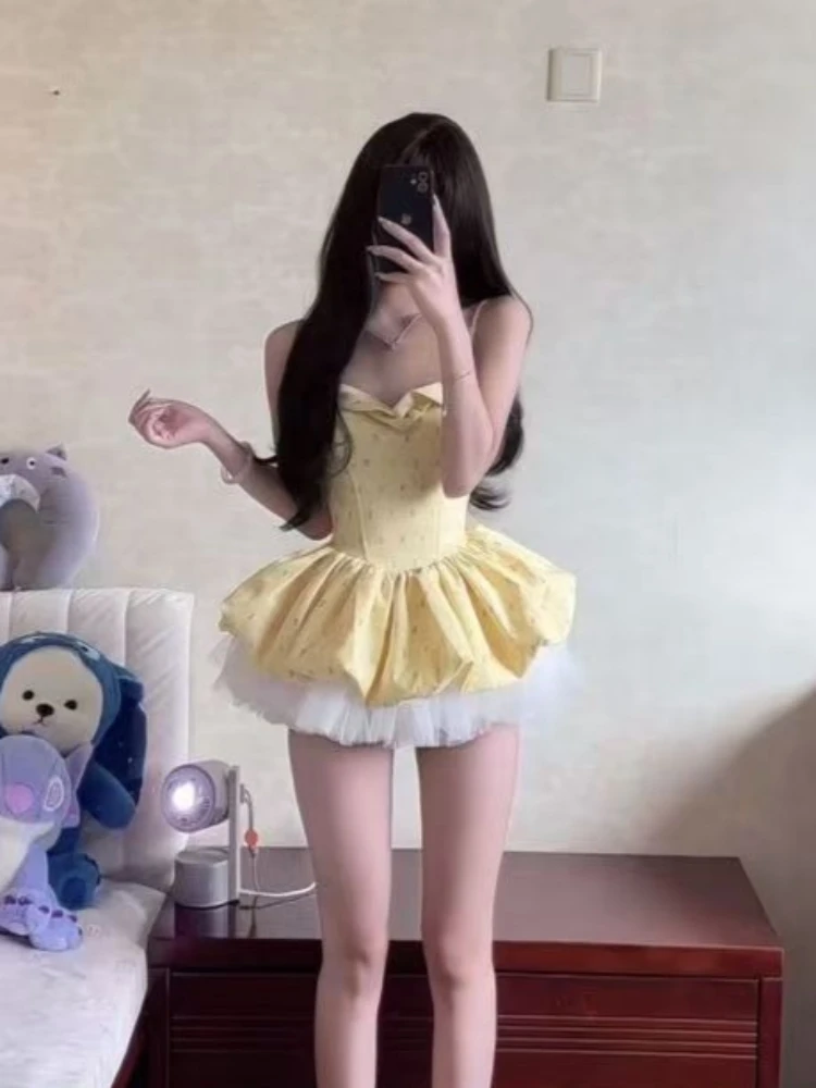 Conjunto de 2 piezas ajustado con hombros descubiertos de Francia, diseño elegante para mujer, vestidos cortos de retazos amarillos cálidos, traje para mujer, trajes cálidos Kawaii