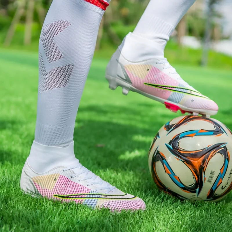 Sepatu sepak bola pelangi pria, sneaker olahraga luar ruangan TF/FG untuk latihan rumput Futsal