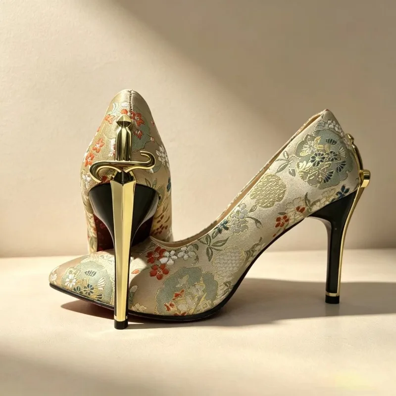 Zapatos de tacón alto con bordados florales y detalles dorados, para mujer, talla grande 43, ideales para fiestas y bodas, con tacón de aguja, elegantes y con punta afilada.