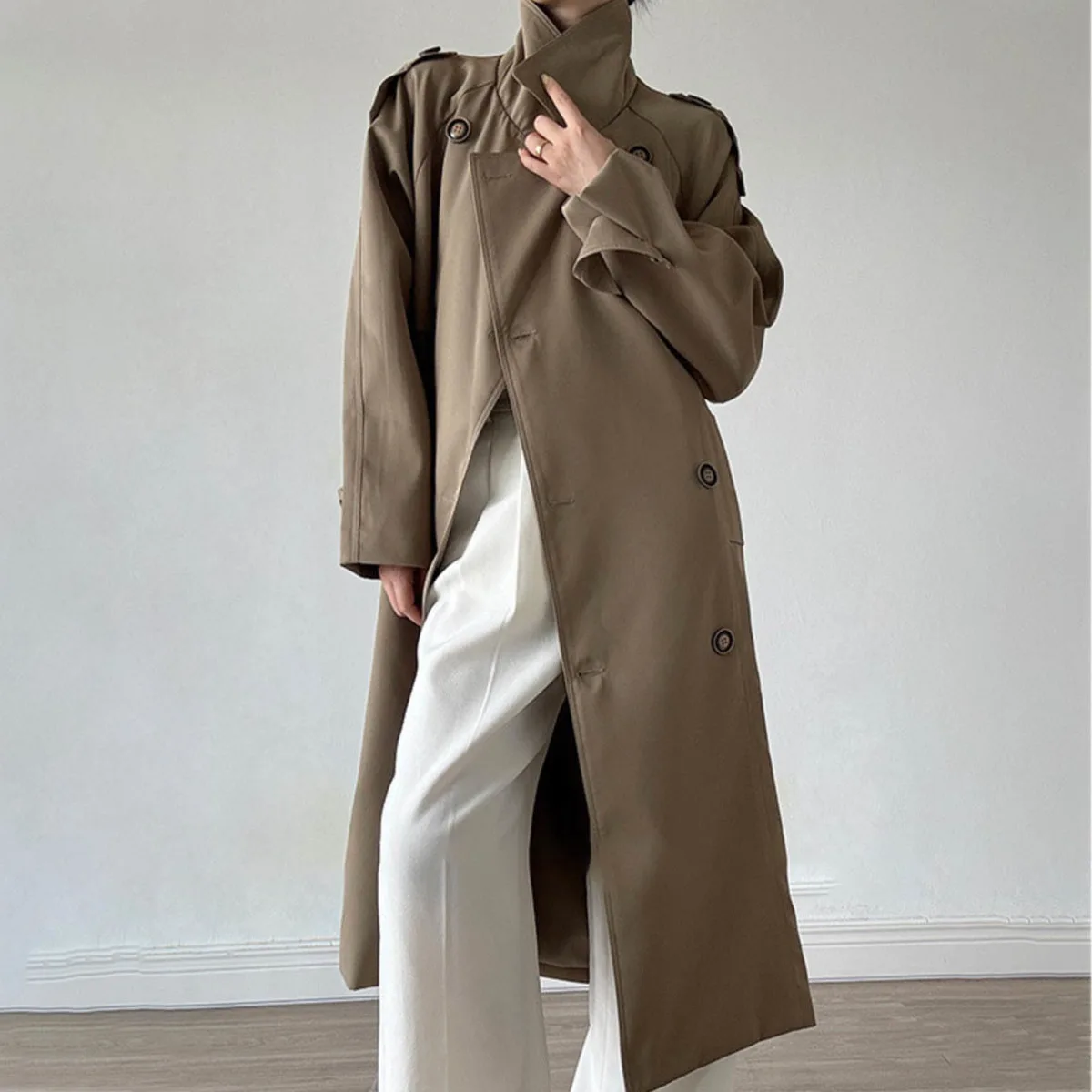 EOENKKY تصميم ذو ياقة بلون سادة وصدر مزدوج - معطف نسائي طويل فضفاض عالي الجودة بتصميم ربيعي جديد 2025