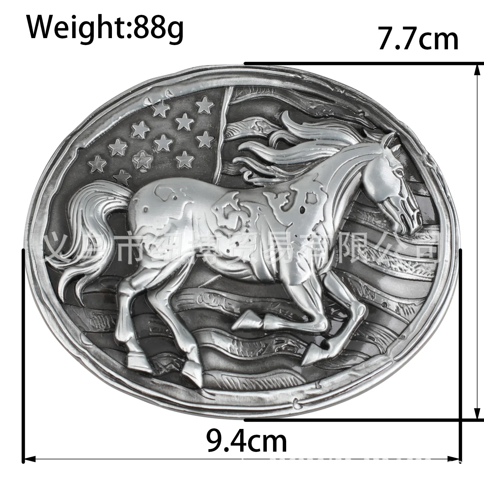 يتم تشغيل الخيول البرية بإبزيم حزام من السبائك الرمادية على لافتة ذات النجمة الضخمة اللامعة هي الشيء الأكثر مهمًا