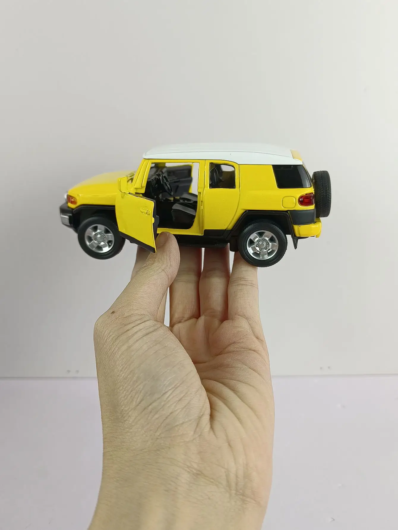 1/32 FJ Cruiser Alloy SUV Car Model Diecast Toy Pull Back Two Doors Openable Sound Light Collection Model