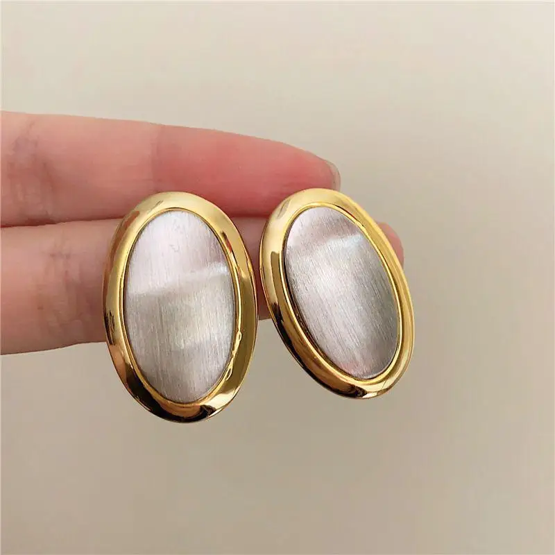 Anting Oval Logam Matte Warna Perak Emas Warna Kontras Perhiasan Besar Pesta Antik untuk Wanita Anak Perempuan