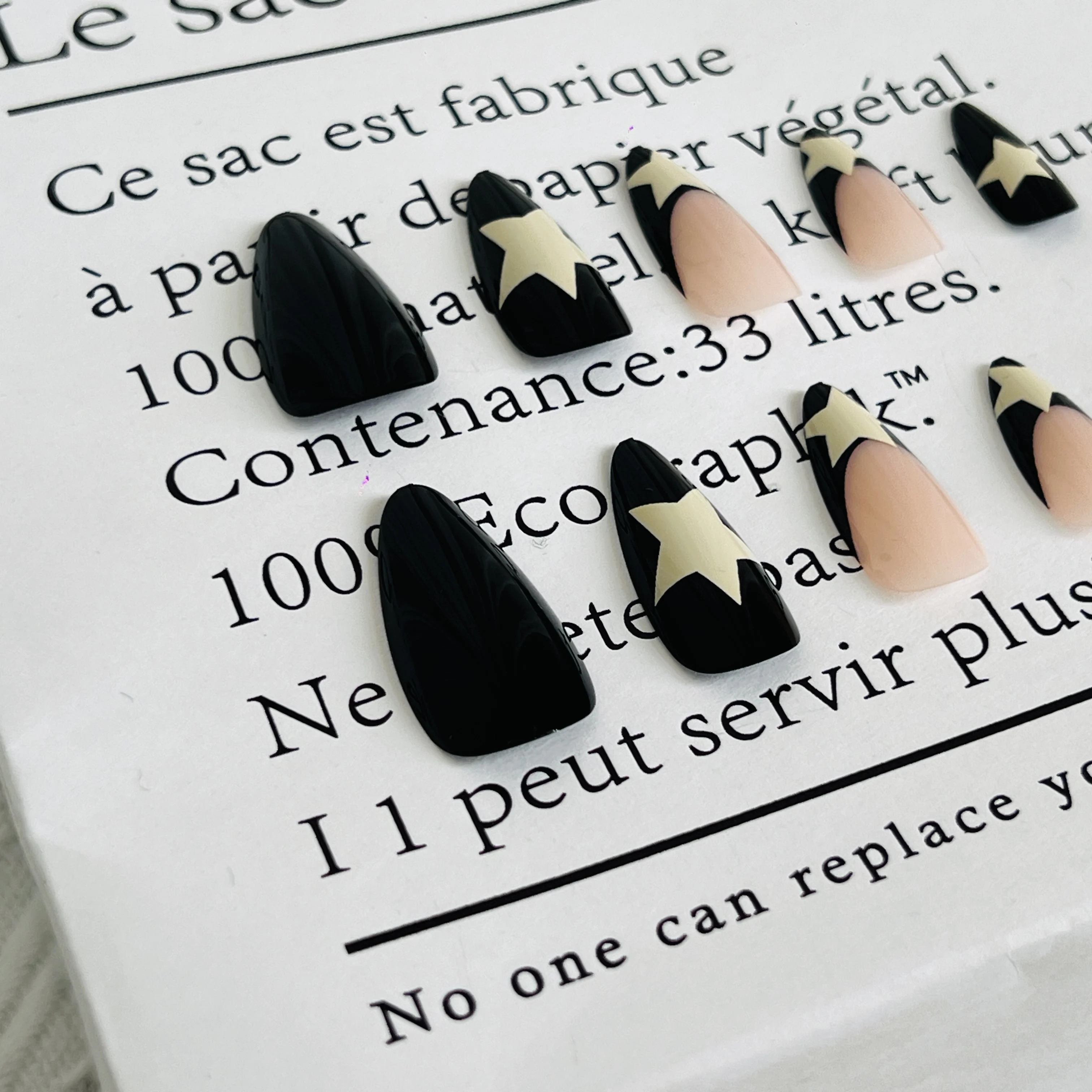 24개 중간 및 긴 스틸레토 프레스온 네일 - 별 디자인이 있는 핑크 및 블랙 컬러 블록 |   풀 세트 탈부착 가능한 인조 손톱