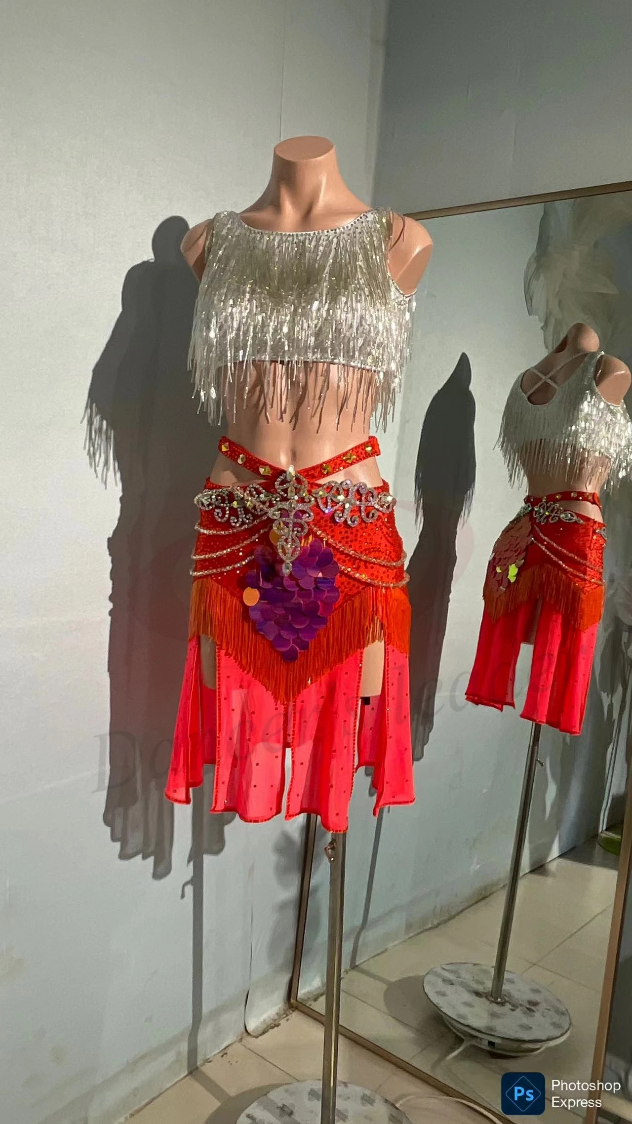 مسابقة الرقص اللاتيني المرأة الراقية مخصص الفضة شرابة الصدرية تنورة حمراء أداء السامبا فستان حجر الراين