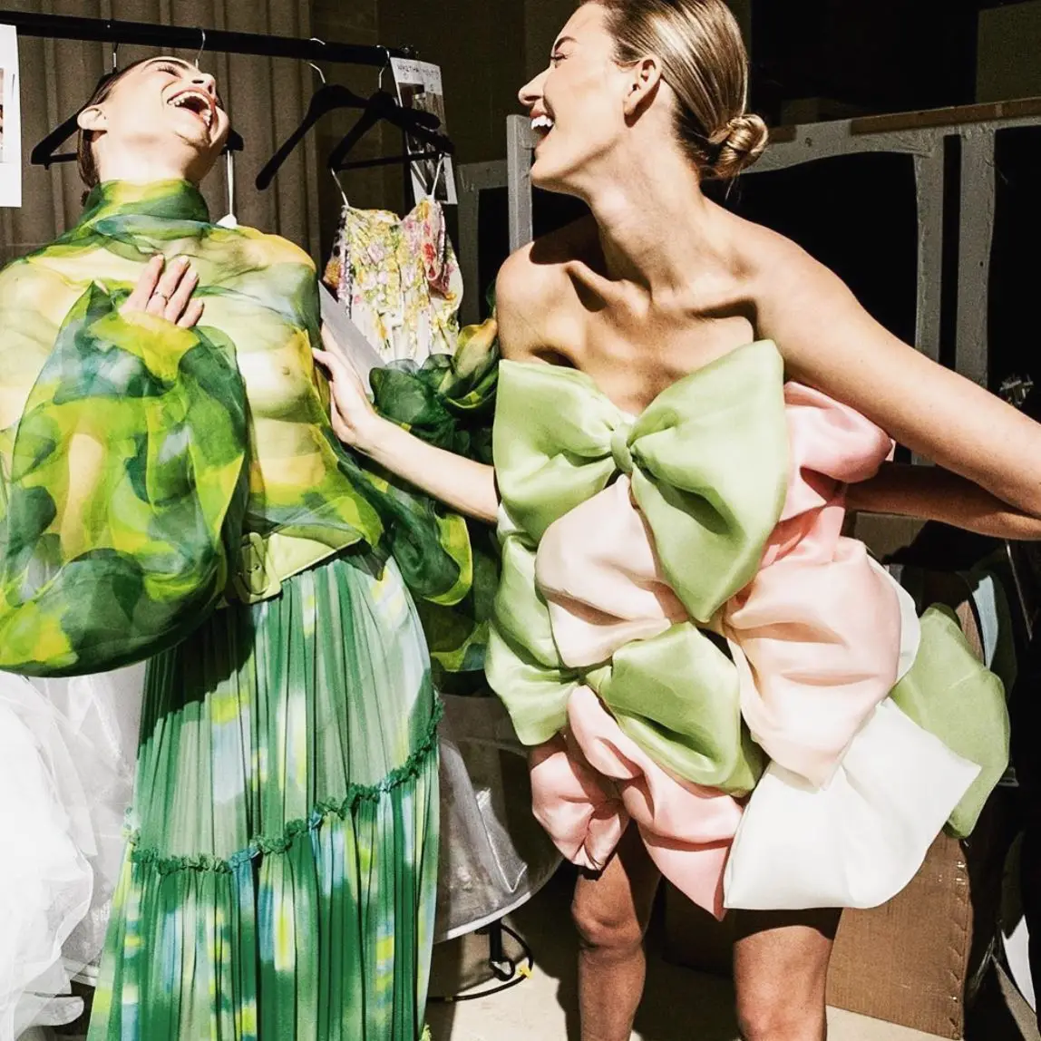 فستان سويتي ملون بدون حمالات على شكل حرف a للفتيات فستان حفلات أعياد الميلاد فساتين نسائية قصيرة بفيونكة لطيفة