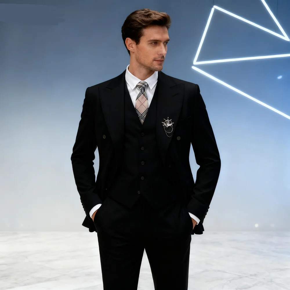 Setelan Jas Tuxedo Pria Tiga Potong Warna Pink Muda yang Dapat Disesuaikan dengan Kerah Lancip, Saku Dada Unik, Jaket, Celana, dan Rompi untuk Pakaian Formal