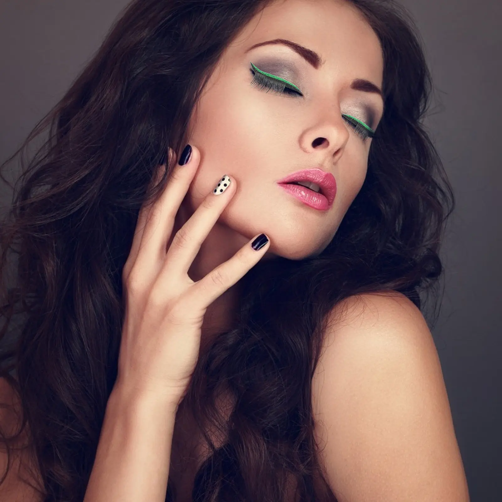 4 คู่สติกเกอร์อายไลเนอร์ขนตาปลอมแบบมีกาวในตัวกันน้ำอายไลน์สตริปสำหรับแต่งหน้าทุกวันคอสเพลย์มาสเคอเรดบอล