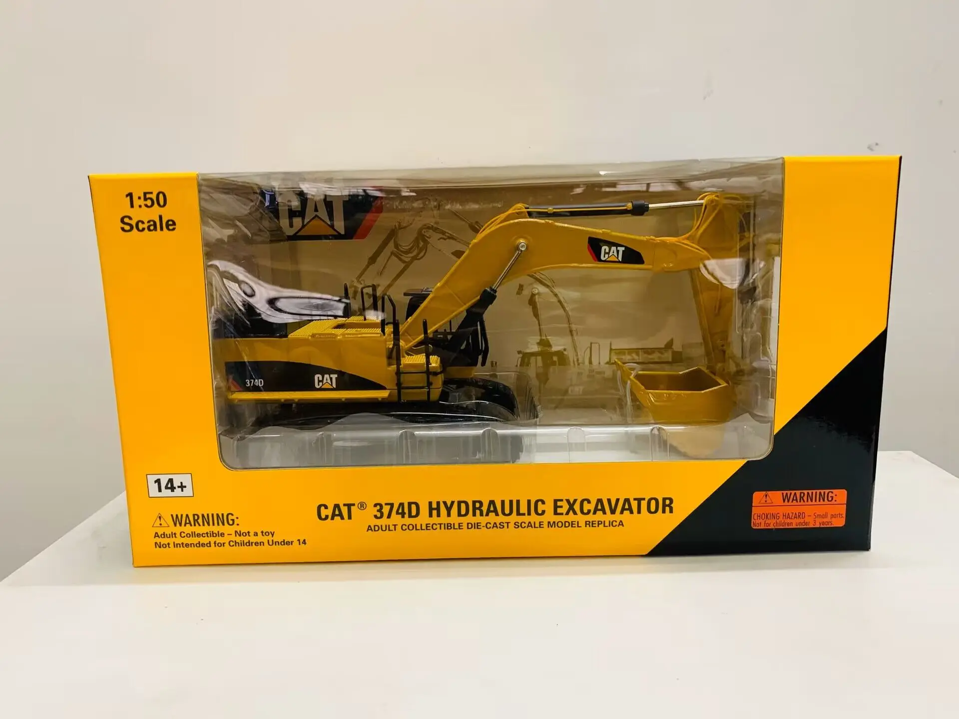 

374D Hydraulic Excavator 1/50 Scale Die-Cast Model 55274 New in Box