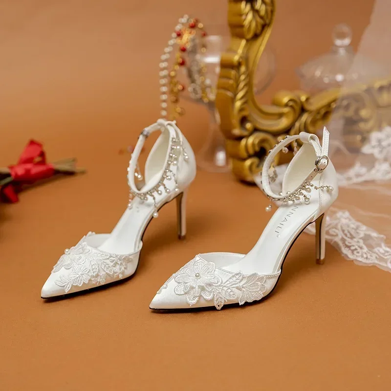 French wedding shoes, pearl tassel chain, lace flower, white bride's shoes, one line with hollow single shoe