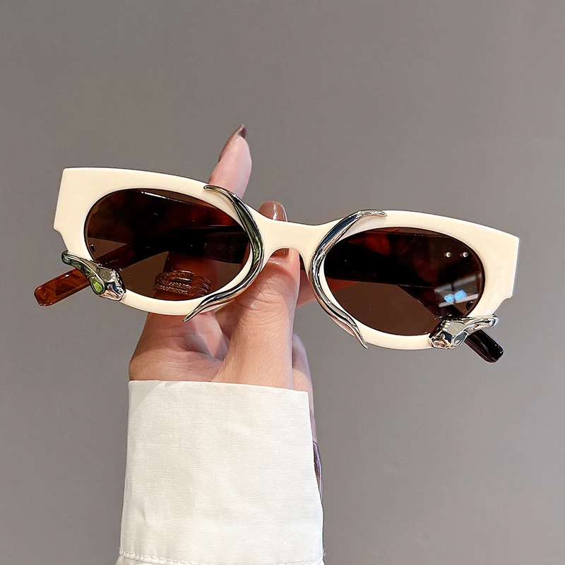 KAMMPT Nowość w okularach przeciwsłonecznych Cat Eye Women Fashion Snake Wrapped Round Vintage Shades Eyewear Luksusowy projekt marki UV400 Sun Glasses