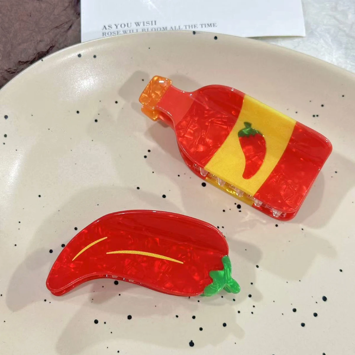 1 Stück Neuer Hot-Dog-Chili-Kreativ-Simulations-Lebensmittel-Chilisauce-Haarklammer, neuartige Haarspange für Hochsteckfrisuren am Hinterkopf, Haarklammer im Hai-Design – Detail 3