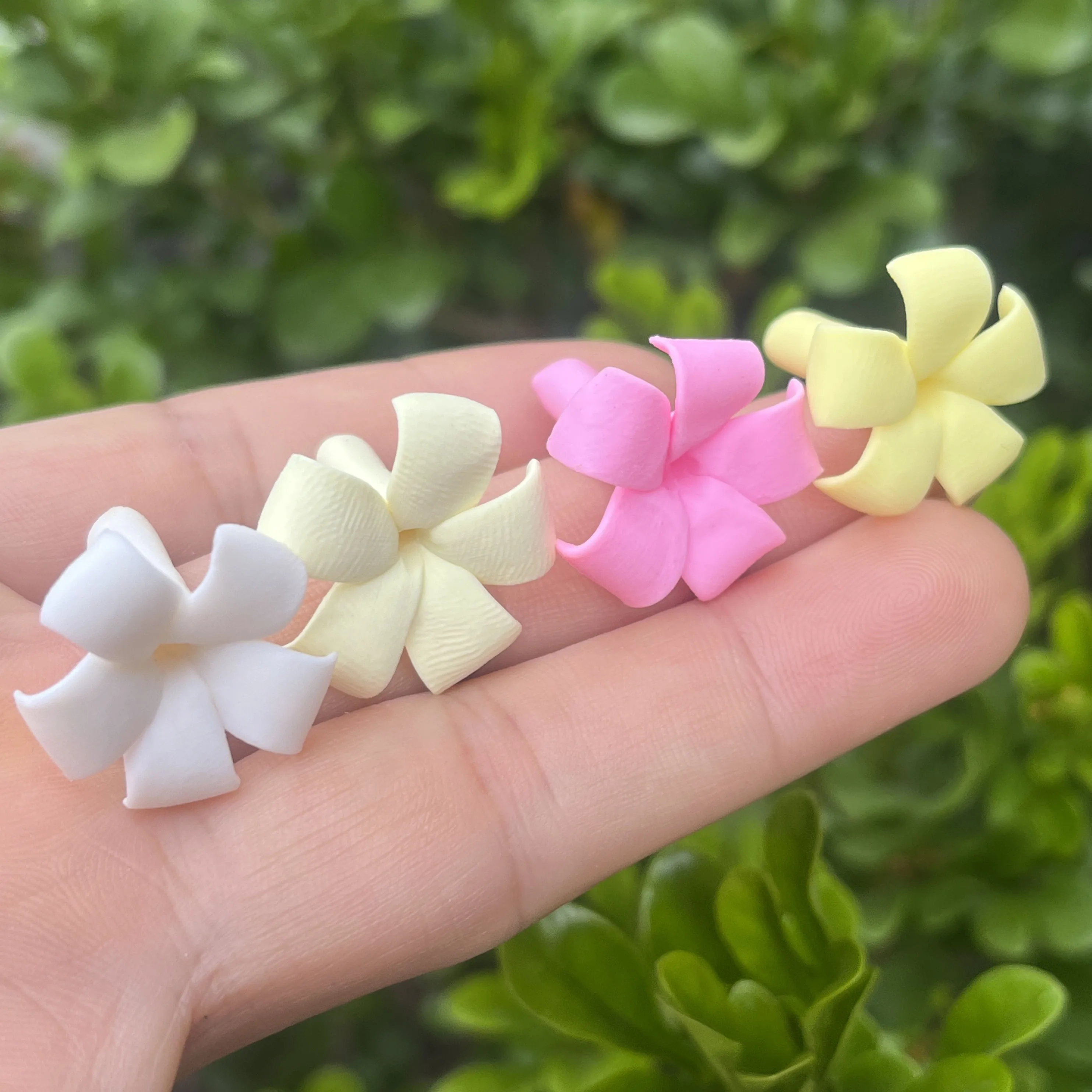 

300 шт./пакет 22 мм гавайская полимерная глина Puakenikeni цветок серьги подвески бусины для DIY Гавайские леи женские украшения