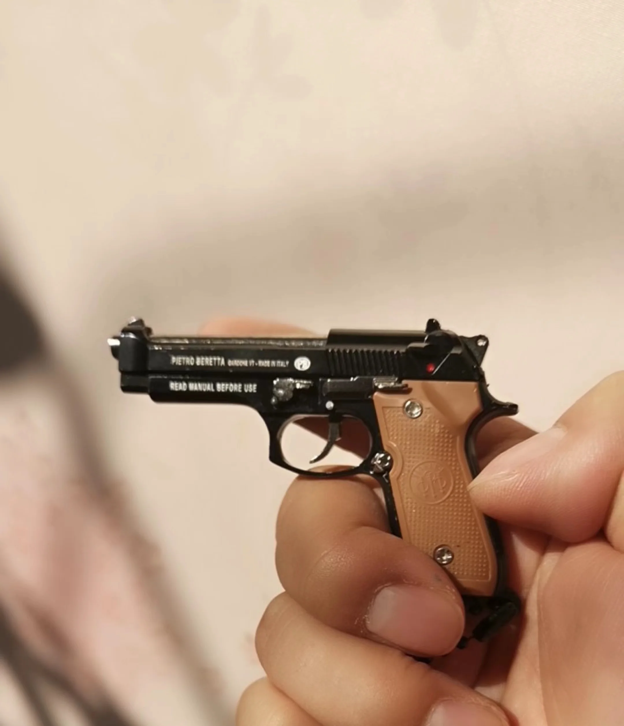 Modelo en miniatura de pistola de Metal para niños, llavero de Bereta 92F 1:3, colgante artesanal, regalo de cumpleaños, juguetes antiestrés