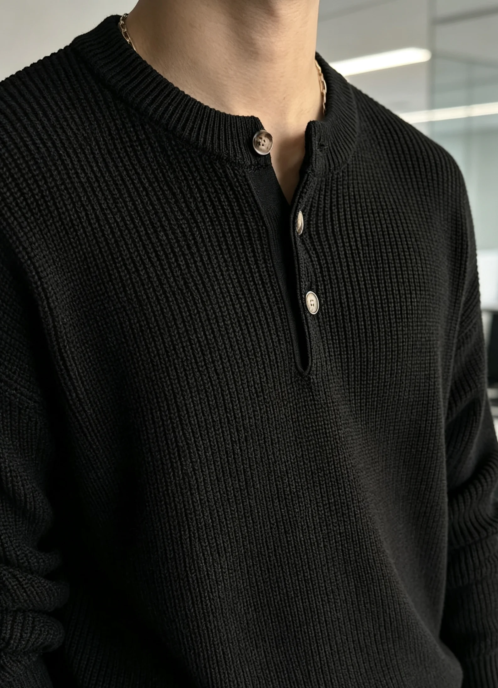 Herren-Pullover mit Henley-Kragen, geripptem Strickmuster, einfarbig schwarz, mit Knöpfen, langärmelig, für Herbst und Winter, lässiger, lockerer Schnitt, strukturierte Strickware. – Detail 6