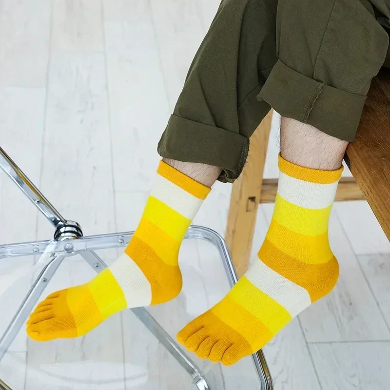 Man Short Toe Socks Cotton Business Striped Gradually Changing Colors Young Fashion Sweat-Absorbing soft 5 Finger Happy Socks