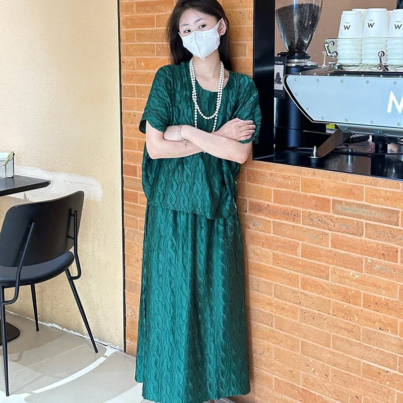 Miyake 2025 verano Color sólido suelto Casual mujer de dos piezas cuello redondo Camiseta de manga corta y traje de falda de medio cuerpo suelto