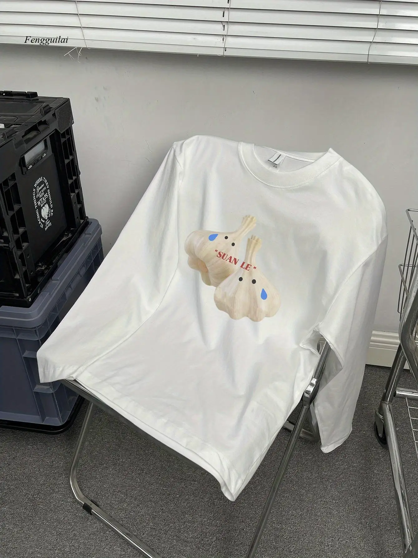 

Повседневная футболка с длинным рукавом и игривым мультяшным принтом — мягкая, с круглым вырезом, стандартного кроя, модный топ на осень/зиму