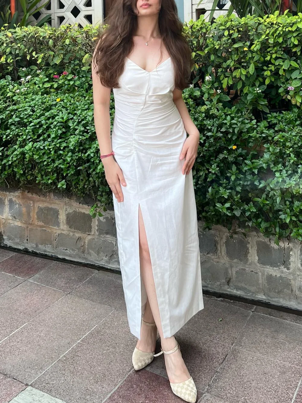 Abito longuette bianco da donna elegante con spacco increspato Abito longuette nuova moda estate 2025 Abito tubino casual chic per le vacanze