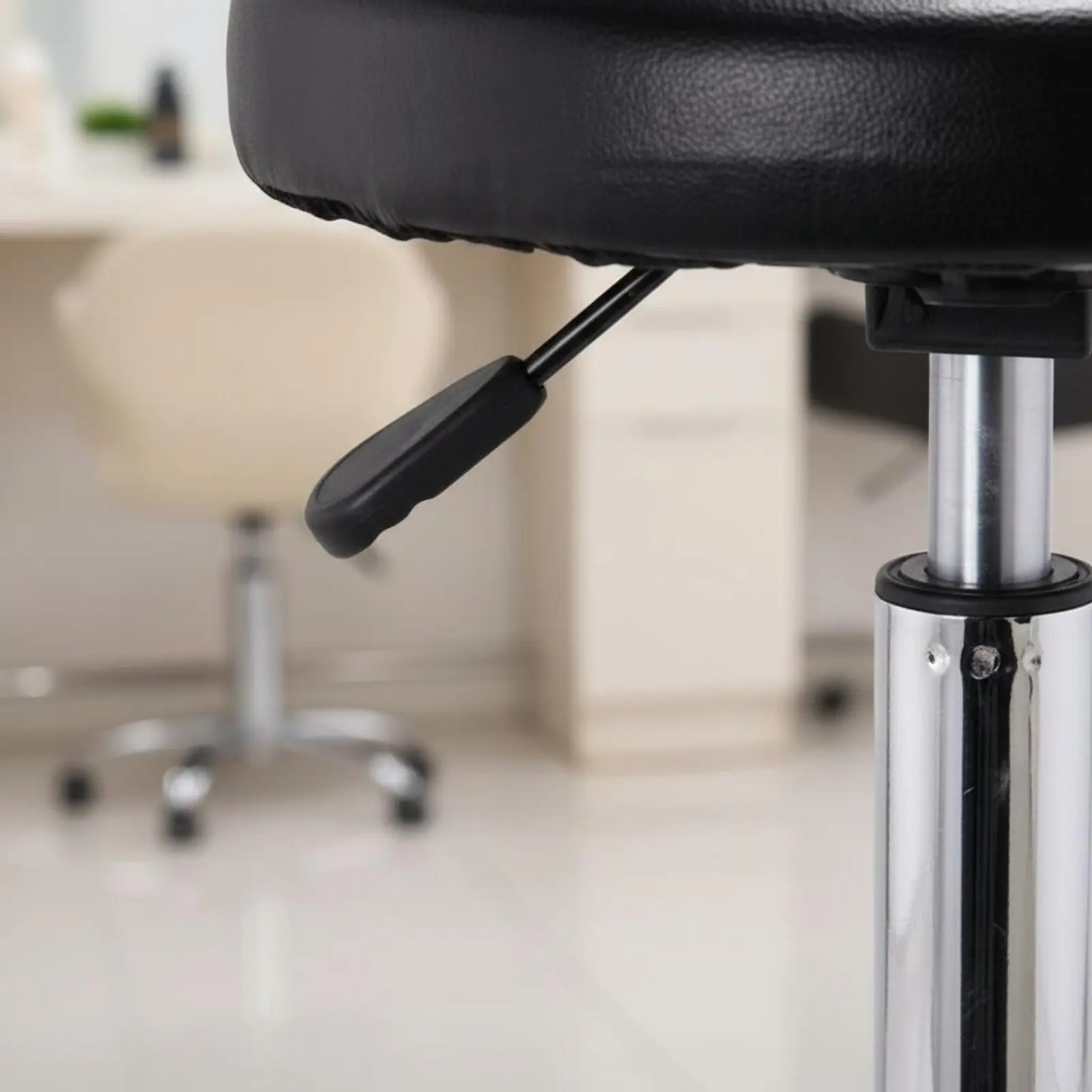 sgabello-rotondo-regolabile-in-altezza-con-base-argento-sedia-da-disegno-arredamento-per-cucina