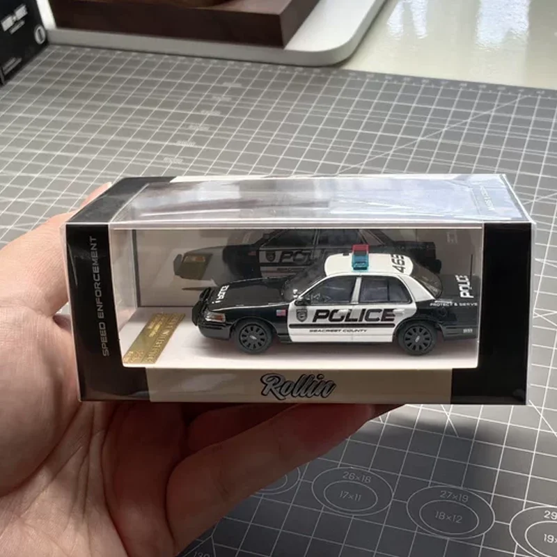 جديد في المخزون لعبة سيارة الشرطة رولين Apaxp 1:64 NFS Crown Scpd Haifeng County Cv مصنوعة من خليط معدني مواد Diecast Apa 2025 نموذج المعرض
