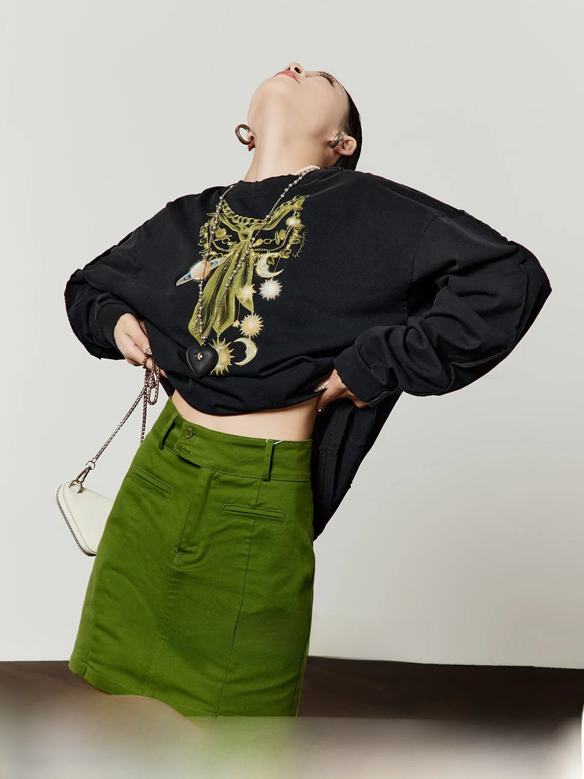 

Fluorescent Green Bowtie Black T-Shirt Women's Spring 2026 Lazy Style round Neck Top Comfortable Breathable Long Sleeve Print