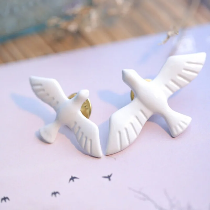 Vintage White Literary Dove Couple Brooches for Women Men Animal Peace Dove Pins Badge Friendship Jewelry Gift Wholesale