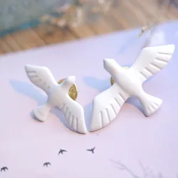 Vintage White Literary Dove Couple Brooches for Women Men Animal Peace Dove Pins Badge Friendship Jewelry Gift Wholesale