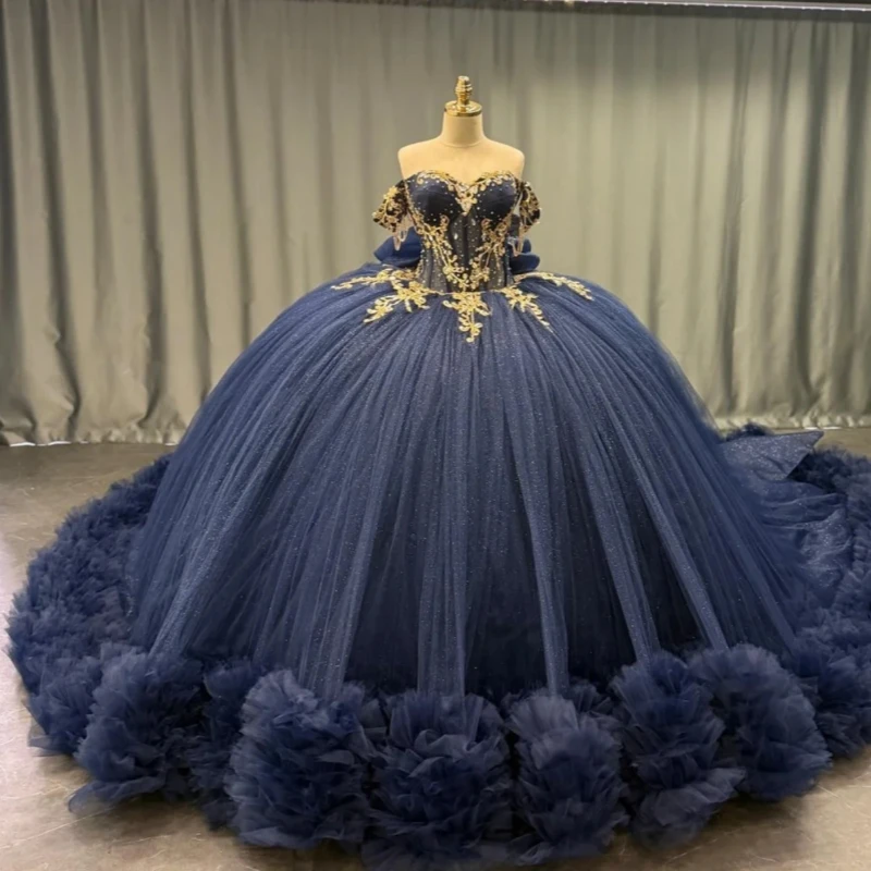 

Темно-синие блестящие платья Quinceanera с открытыми плечами, золотая аппликация, кружевные бусины с бантом, многоуровневое тюлевое платье для вечеринки, дня рождения, сладкое платье 16.