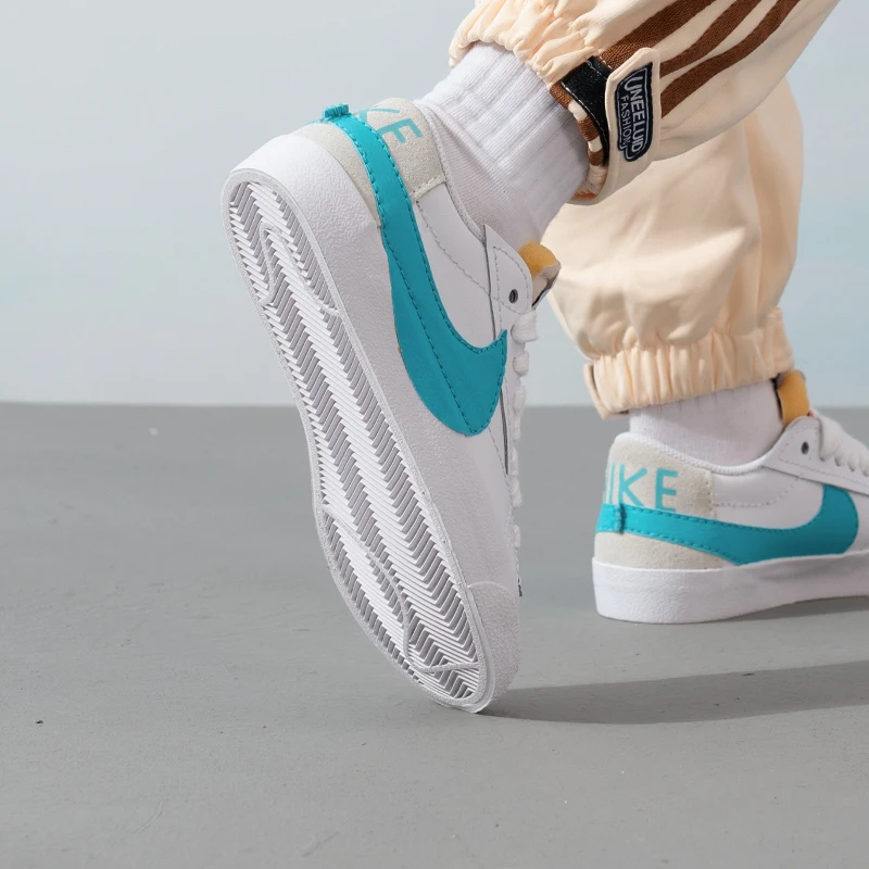 Nike BLAZER LOW sepatu kasual wanita, sneaker mode baru musim gugur 2024, DQ1470-107 nyaman