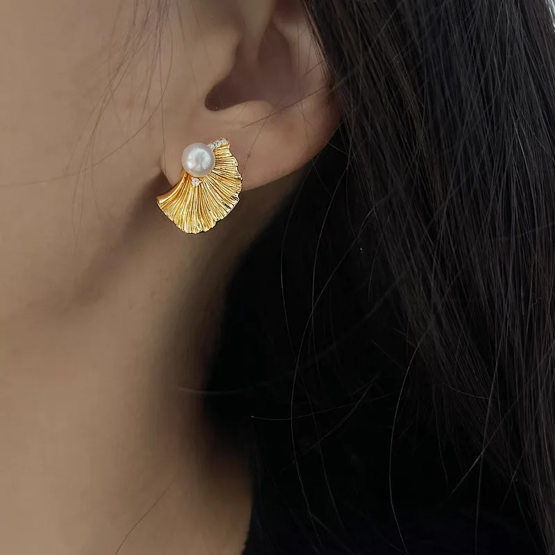 

French Niche High-end Freshwater Pearl Stud Earrings Exquisite Fishtail Design Women's Earrings Earrings Summer New Models