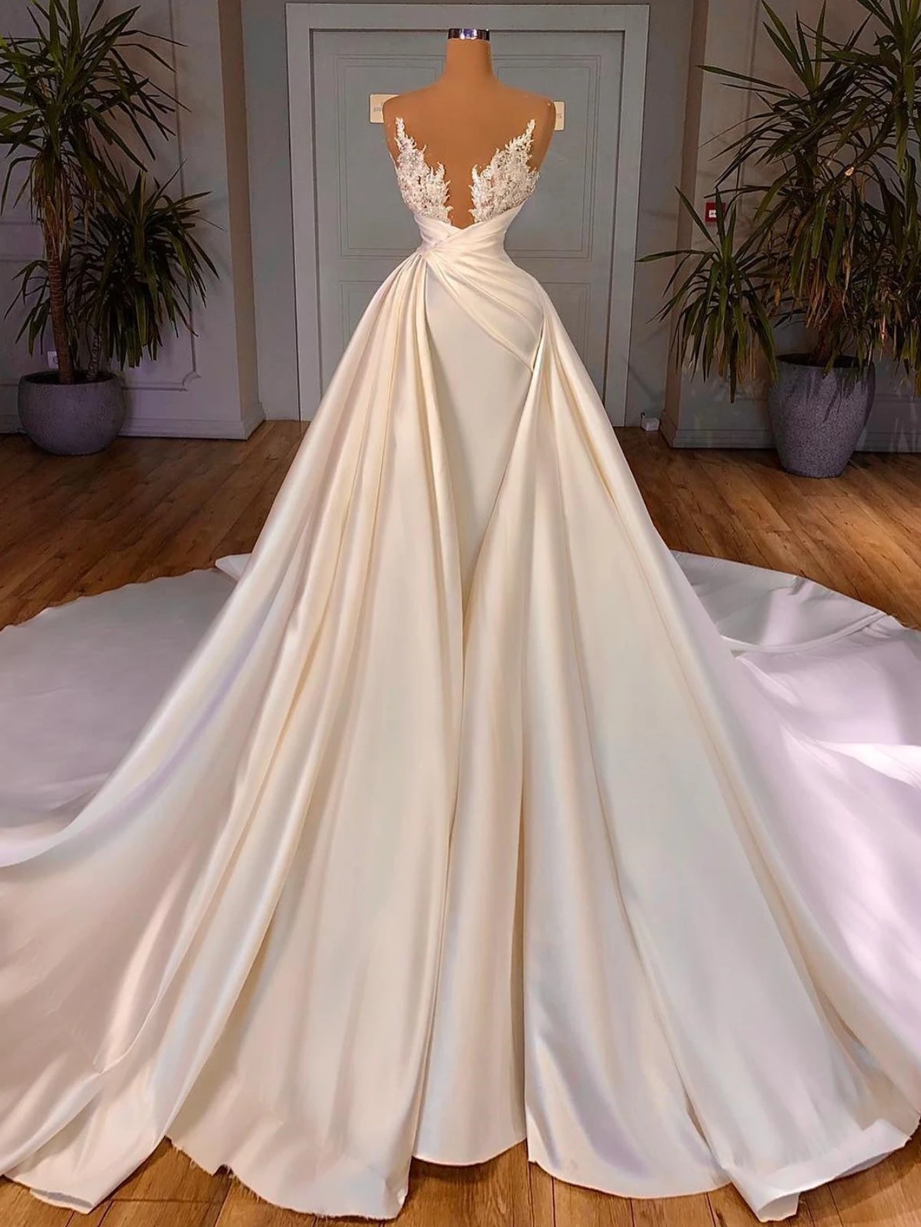 

Strapless Elegant Mermaid Wedding Dress Sweetheart Design Applique Satin Pleat Detachable Train Backless Bridal Customized Gown