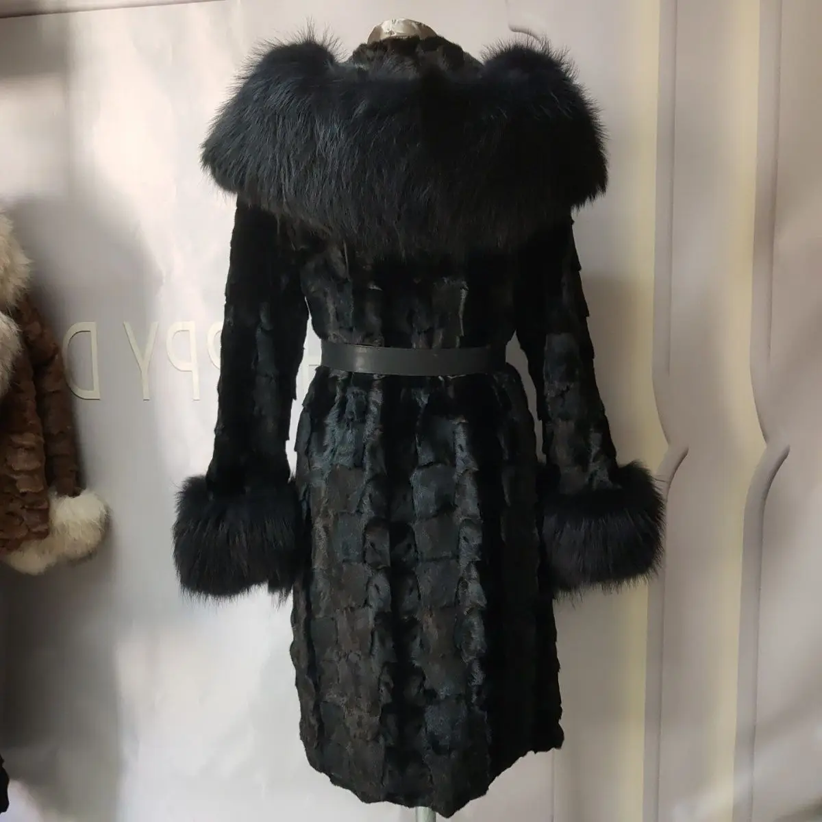 Lange Damenoberbekleidung aus Nerzfell im neuesten Design mit großem Waschbärpelzkragen und Kapuze