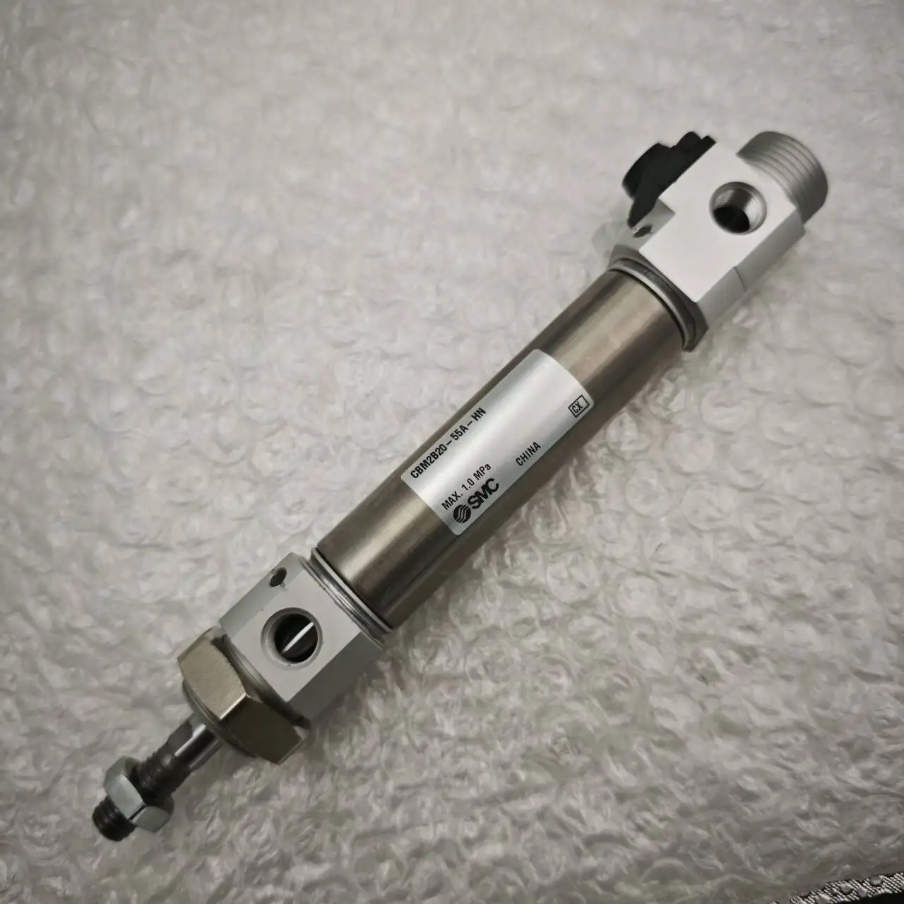 أسطوانة SMC أصلية ذات قضيب واحد مزدوج المفعول CBM2B20-55A-HN مع أسطوانة قفل طرفية