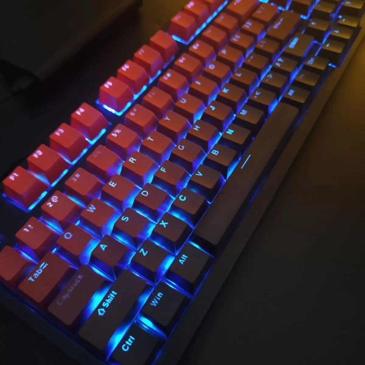 130 مفتاحًا متدرجًا أحمر RGB بإضاءة خلفية لامعة من خلال أغطية المفاتيح OEM Profile Double Shot PBT أغطية مفاتيح للوحة مفاتيح الألعاب MX