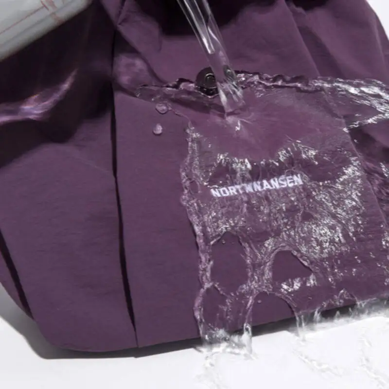 حقيبة ظهر برباط مقاومة للماء من النايلون بسعة كبيرة وتصميم رفرف وأشرطة قابلة للتعديل متينة للتنقل اليومي والسفر غير الرسمي