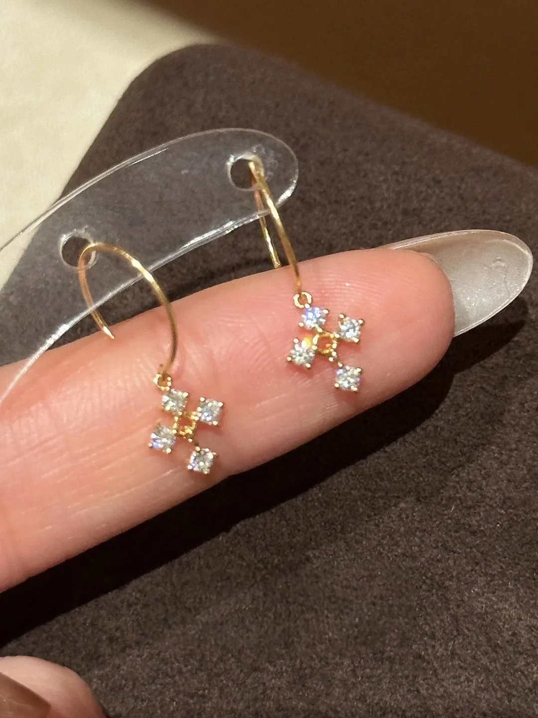 brincos-de-diamante-em-forma-de-cruz-com-acabamento-dourado-luxuoso-design-Unico-moda-unissex-para-uso-diario-joias-nao-ar