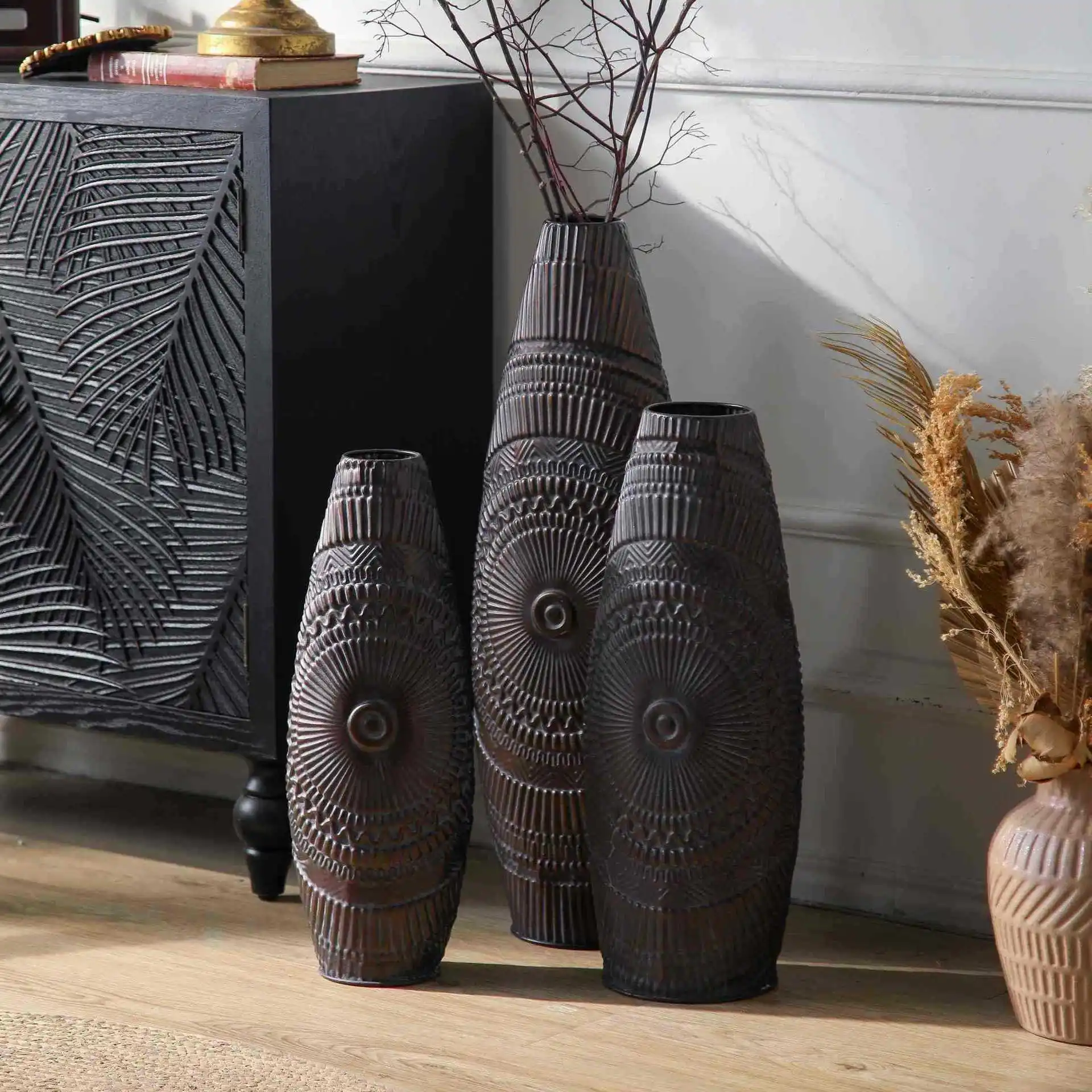 Black wrought iron floor-to-ceiling vase set, personalized carved pattern interior decoration ornament bottle