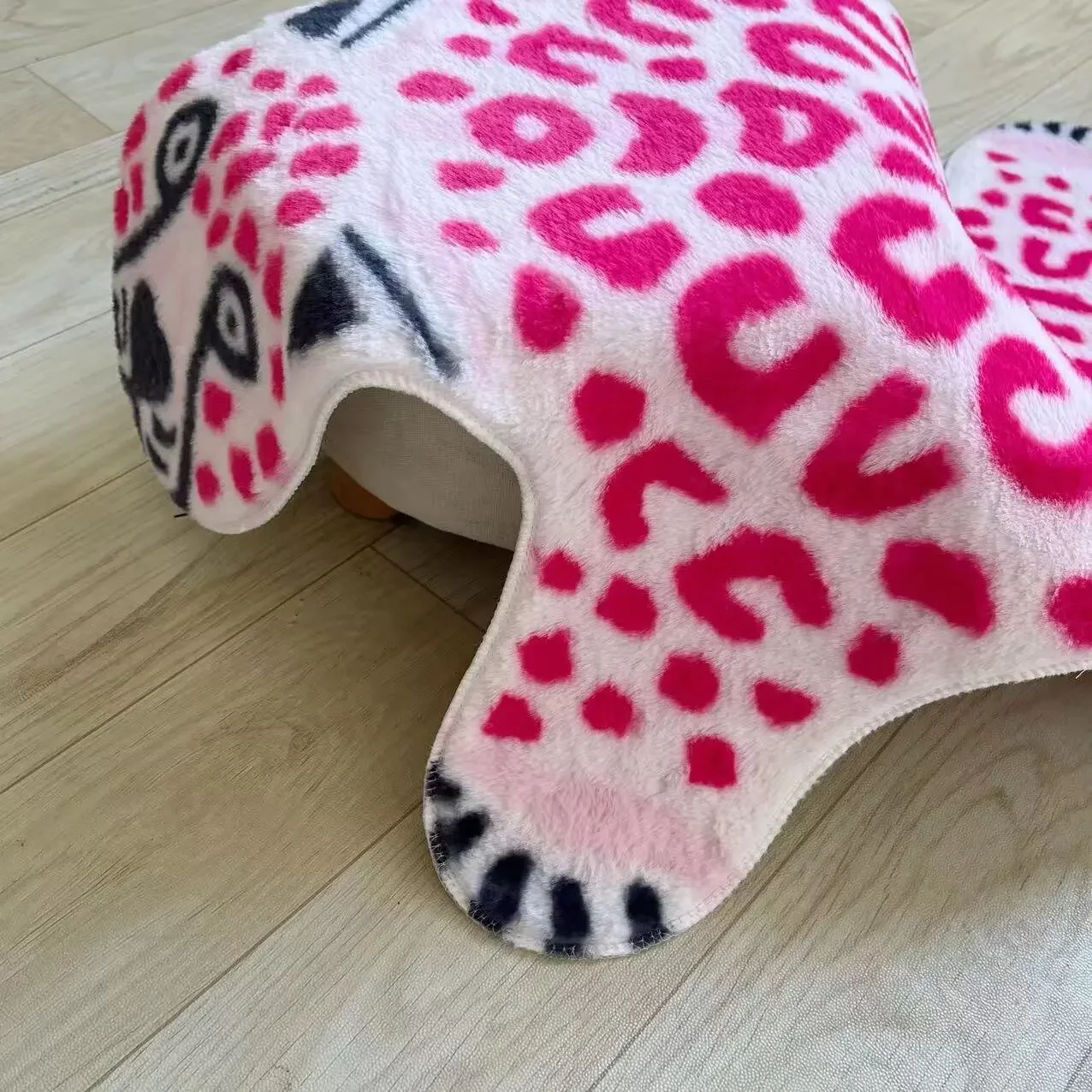 VIKAMA Pink Leopard Pattern Carpet Home Decor, For Living Room And Bedroom. It Is Warm, Absorbent, Non-Slip And Dirt-Resistant.