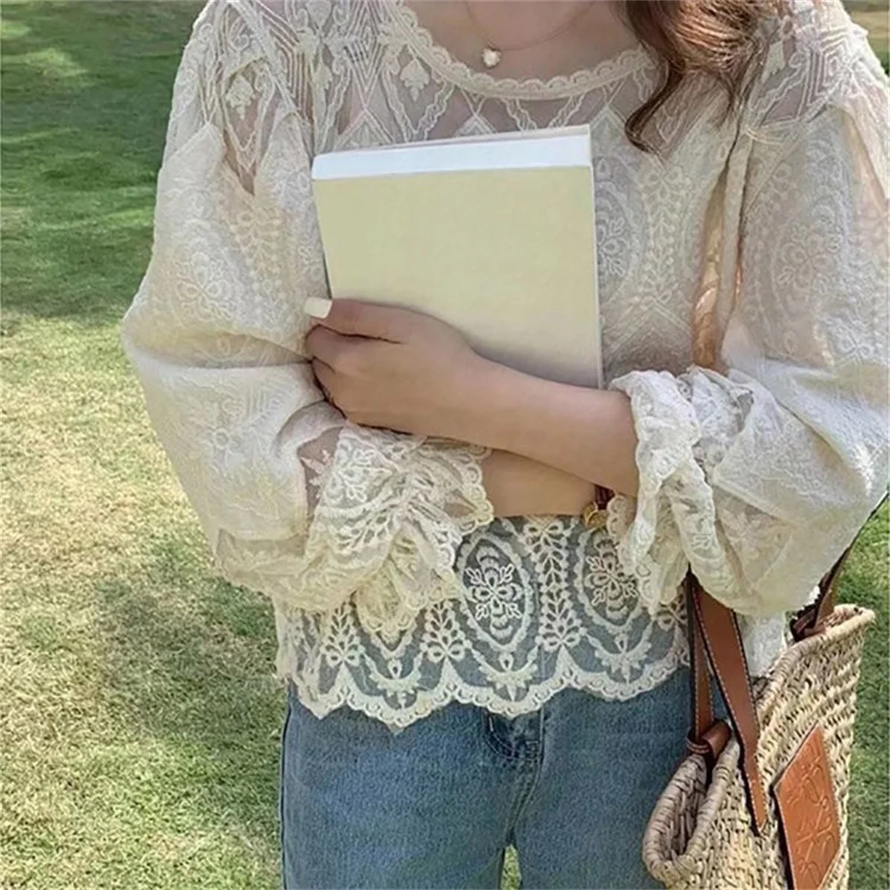 Camicetta estiva stile francese Top da donna all'uncinetto 2025 Nuovo scava fuori manica lunga O-Collo Casual Beach coreano Top Camicie femminili