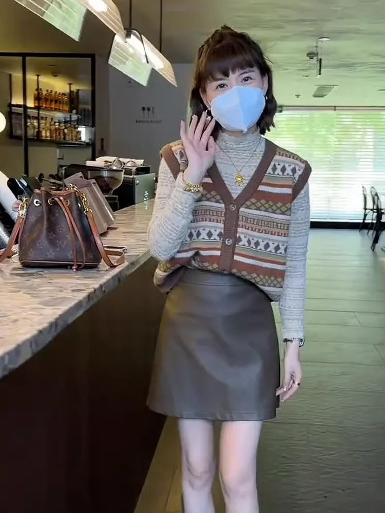 

Korean Style Single Button Color Block V-Neck Vest Women's New 2026 Spring Retro Soft Shoulder Pad Vest Commute Style