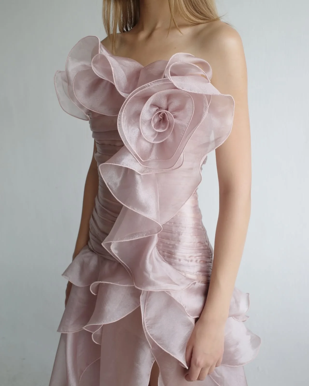 يتوهم الحرير كشكش قصيرة فساتين لحضور الحفلات الموسيقية الجانب الشق المتدرج فستان الزفاف ضيف مطوي زهرة المشاهير ارتداء البنفسجي ثوب رسمي مخصص