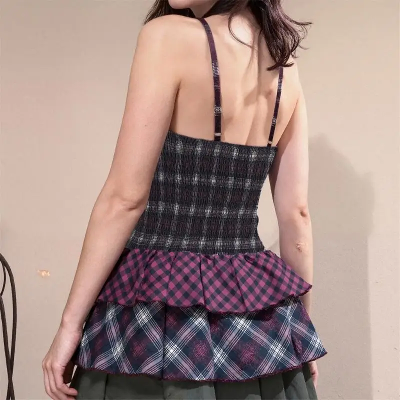 77HE ผู้หญิงสปาเก็ตตี้สายคล้องคอ V คอปุ่ม Checkered รูปแบบมินิชุด Smocked เอวยางยืด Tiered Ruffle ชุดสาย