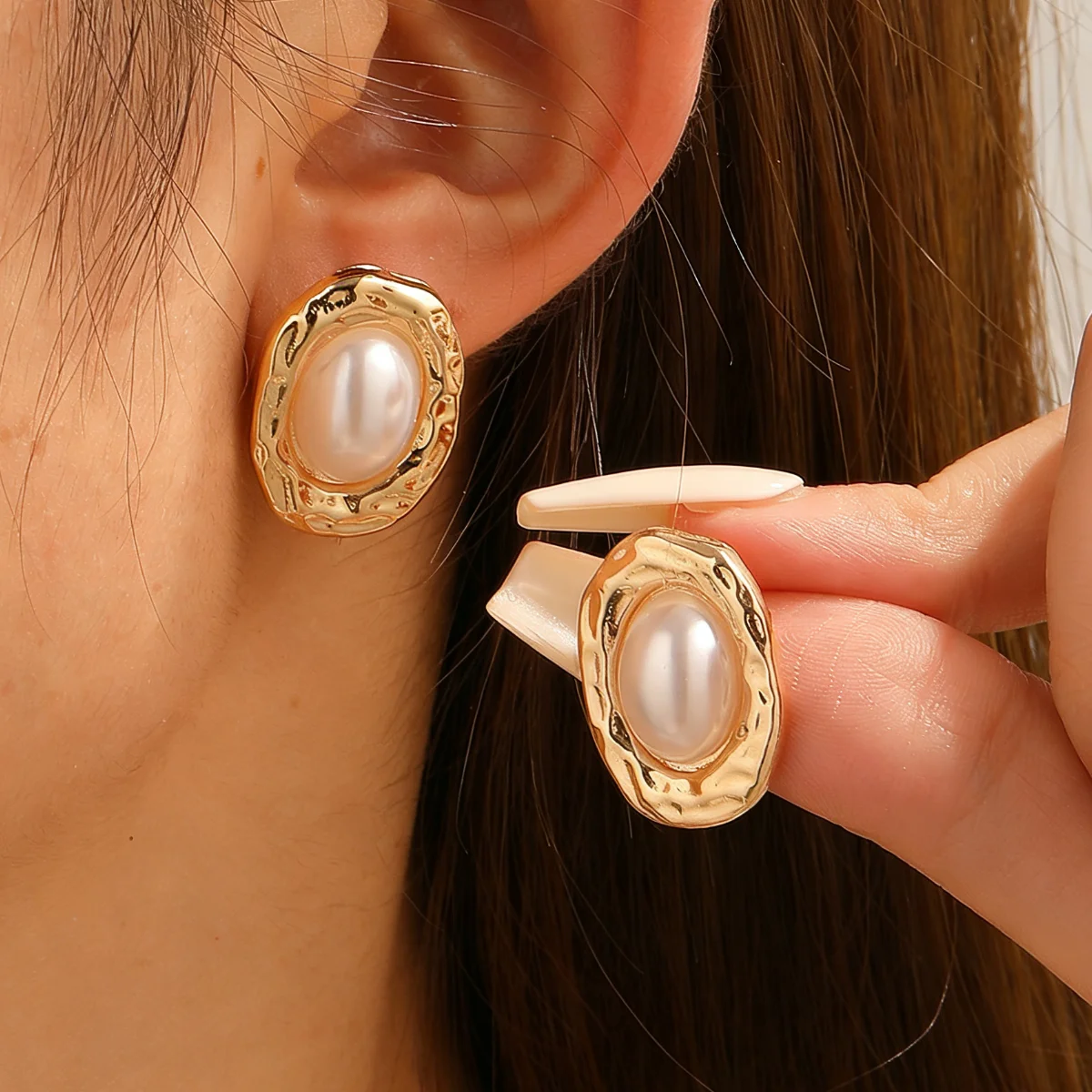 Luxury Gold Color Oval Pearl Stud Earrings Women Irregular Hammered Frame Imitation Pearl Earrings Everyday & Office Wear Gift