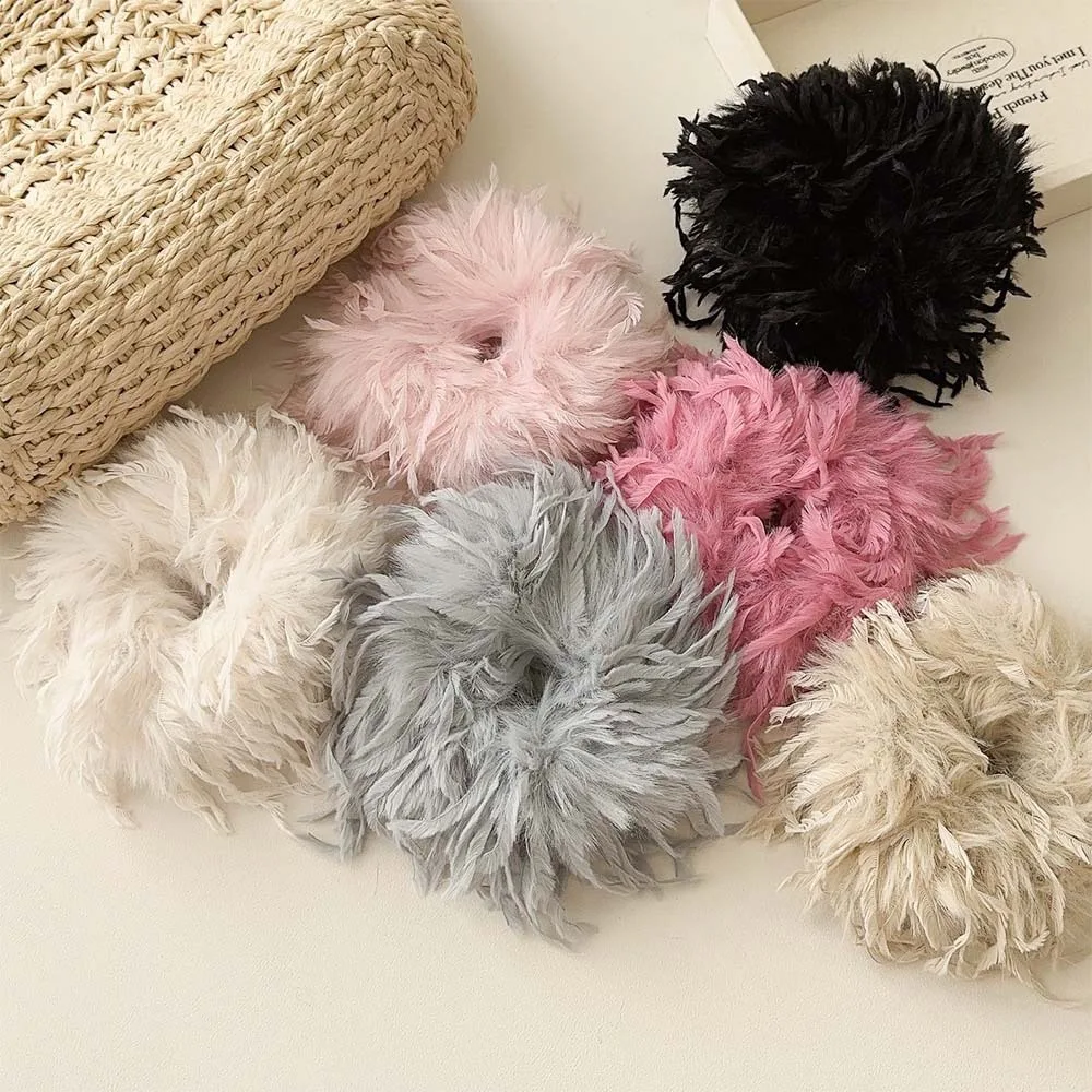 1 Stück elegante Haarband mit Federn und Pompons für Herbst/Winter, hochwertiges, vielseitiges Haaraccessoire für Pferdeschwänze und Dutt, geeignet für Partys – Detail 2