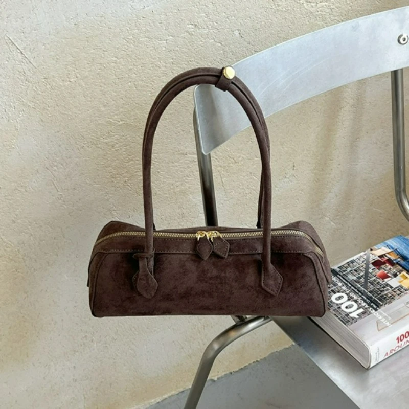 Neue Retro-Handtasche aus Wildleder, stilvoll und lässig, vielseitig für alle Anlässe, praktisch für den täglichen Gebrauch, mit einem Schulterriemen an der Seite.
