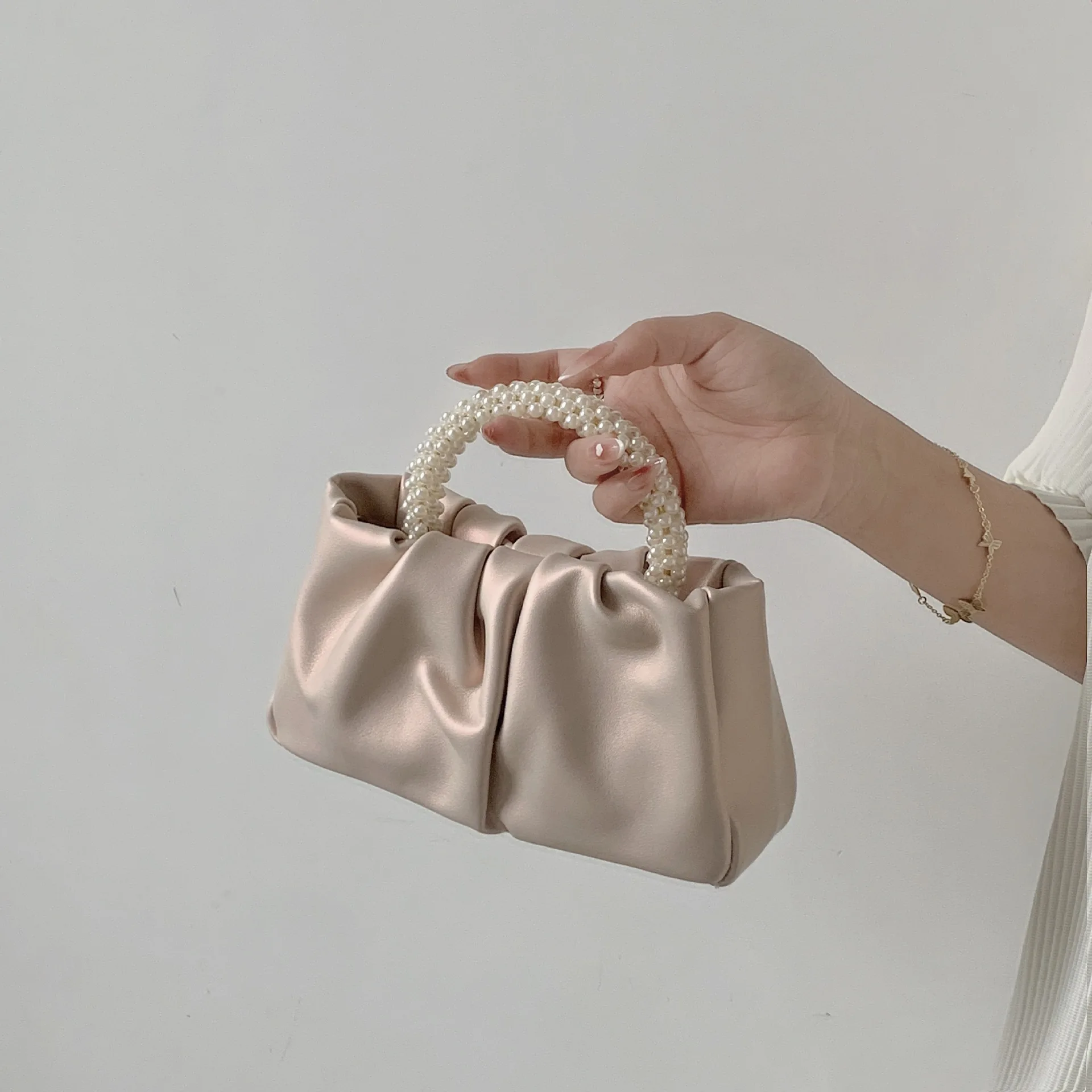 Pearl Beaded Handle Handbags 2024 New Fashion White Folded Cloud Small Tote Handbag Clutches For Women Temperament Shoulder Bag