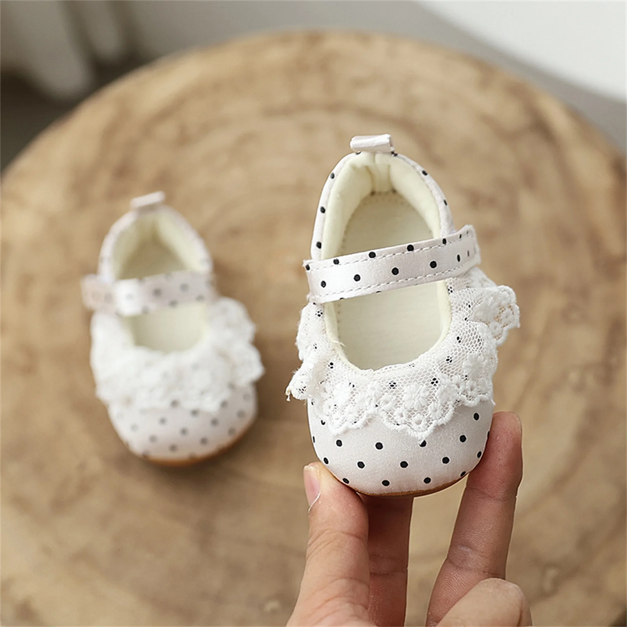 Zapatos Mary Jane con lunares para niña pequeña, con ribete de volantes y suela suave antideslizante para caminar, adorables zapatos de princesa